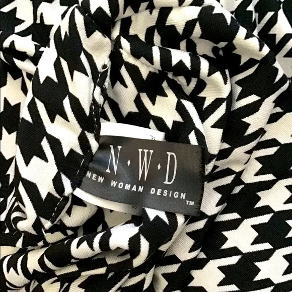 Houndstooth patterned infinity scarf - Picture 3 of 3